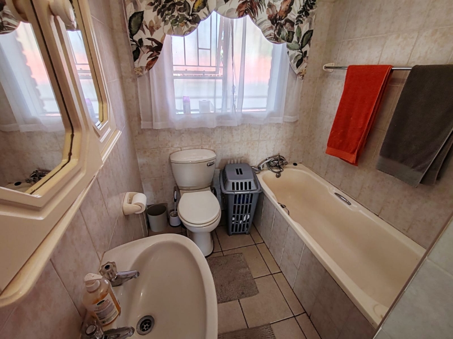 3 Bedroom Property for Sale in Kannoniers Park North West